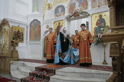 4-Благословение митрополита перед началом Литургии.jpg